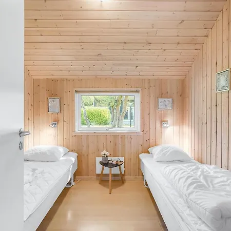 Nice Home In Vaeggerlose With Sauna Nyaraló Bøtø By